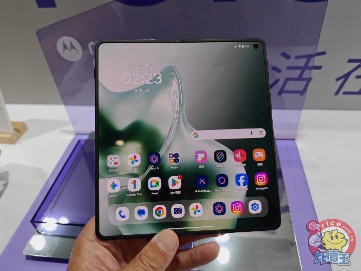Motorola 首款大摺手機 razr fold 登台　49,988 元起 6 月開賣