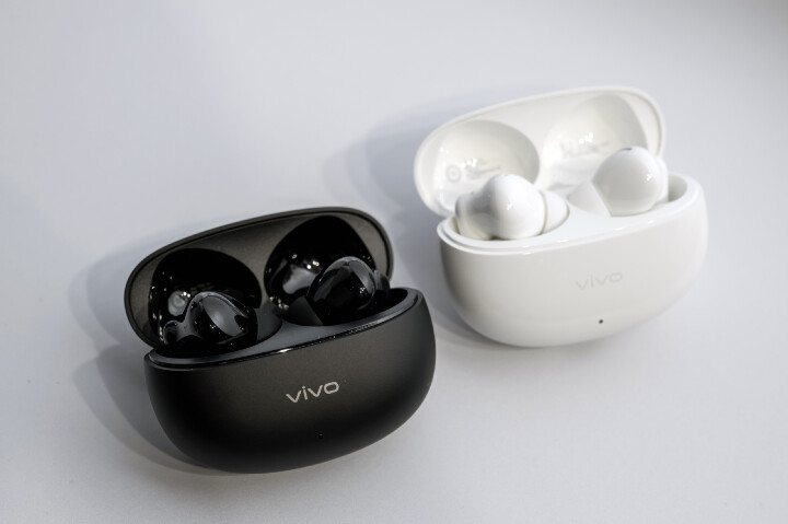 【vivo新聞照片05】主打沉浸式聆聽體驗的vivo Buds Pro擁有曜石黑、雪石白兩色,售價2,490元.jpg 【vivo新聞照片05】主打沉浸式聆聽體驗的vivo Buds Pro擁有曜石黑、雪石白兩色,售價2,490元.jpg