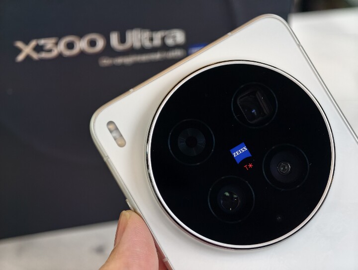 vivo X500 Ultra 傳出可能搭載 10X 焦段望遠鏡頭！