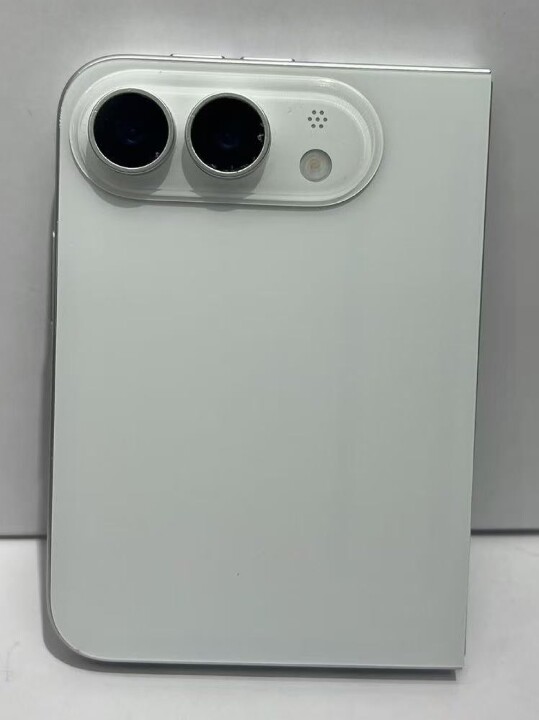 細節有些不尋常，摺疊 iPhone 模型機再次網路現身