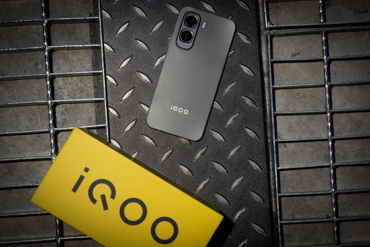 【iQOO新聞照片03】iQOO Z11「宇宙黑」沉穩內斂質感戰線強大氣場，12GB RAM + 256GB ROM建議售價16,999元。.jpg