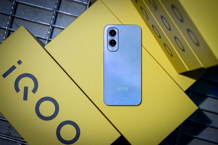 【iQOO新聞照片02】iQOO Z11「冰川藍」演繹極地科技的冷冽未來感，12GB RAM + 256GB ROM建議售價16,999元.jpg