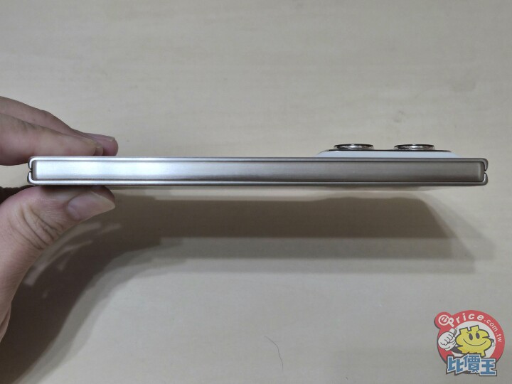 拍照有看頭！Moto 超薄大摺 Razr Fold 外觀、性能、相機、續航、開箱實測