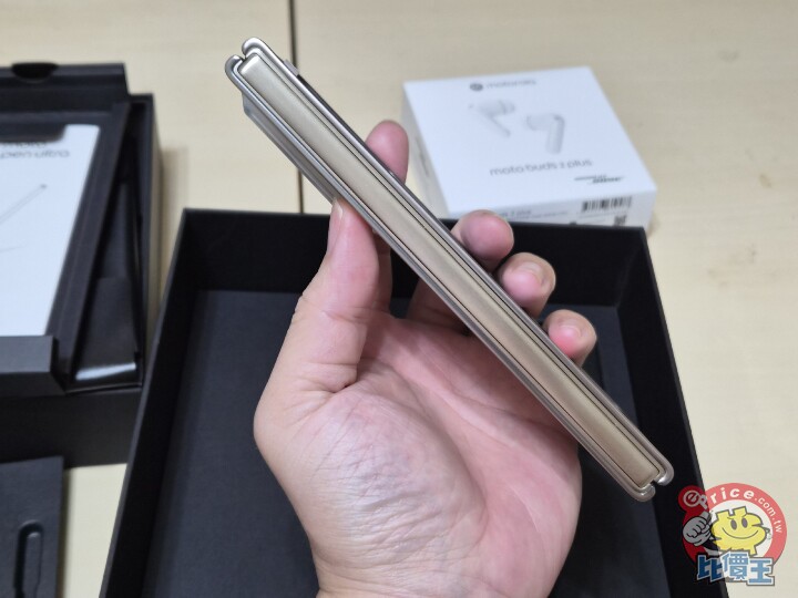 拍照有看頭！Moto 超薄大摺 Razr Fold 外觀、性能、相機、續航、開箱實測