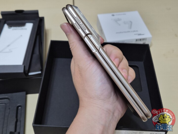 拍照有看頭！Moto 超薄大摺 Razr Fold 外觀、性能、相機、續航、開箱實測