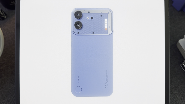 簡化透明設計與燈條，Nothing Phone (4b) 外型正式公佈