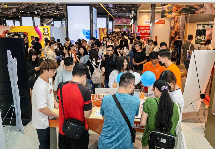 因應HONOR 600 系列上市,HONOR 三創體驗店於近期湧入體驗人潮。.jpg 因應HONOR 600 系列上市,HONOR 三創體驗店於近期湧入體驗人潮。.jpg