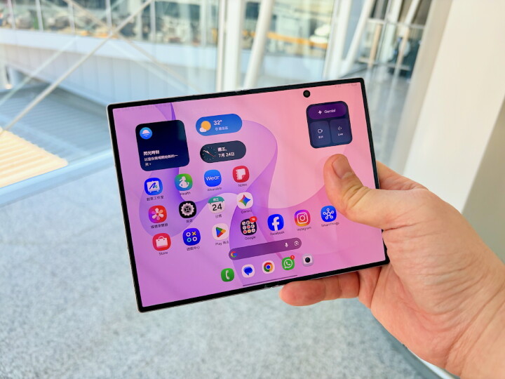 Samsung Galaxy Z Fold8 開箱實測寬  摺機更好打字 201g 輕巧機身真的好用嗎？