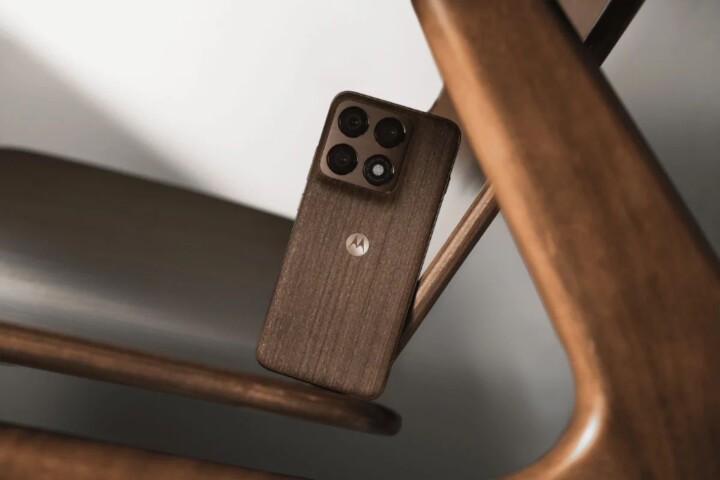 不只賣弄色彩！Motorola edge 70 pro 結合 Pantone 美學與 AI 即時翻譯