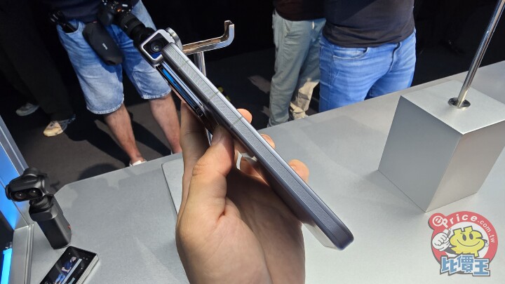 Honor Robot Phone 正式登場  鈦合金雲台讓手機真正「動起來」