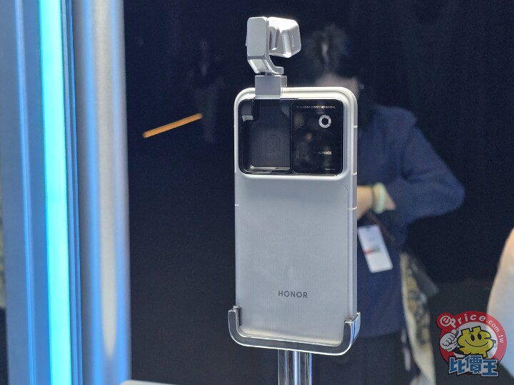 Honor Robot Phone 正式登場  鈦合金雲台讓手機真正「動起來」