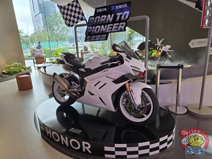 Honor Robot Phone 正式開賣 走進深圳萬象城阿爾法旗艦店直擊 AI 手機新體驗