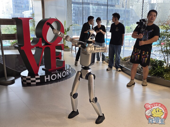 Honor Robot Phone 正式開賣 走進深圳萬象城阿爾法旗艦店直擊 AI 手機新體驗