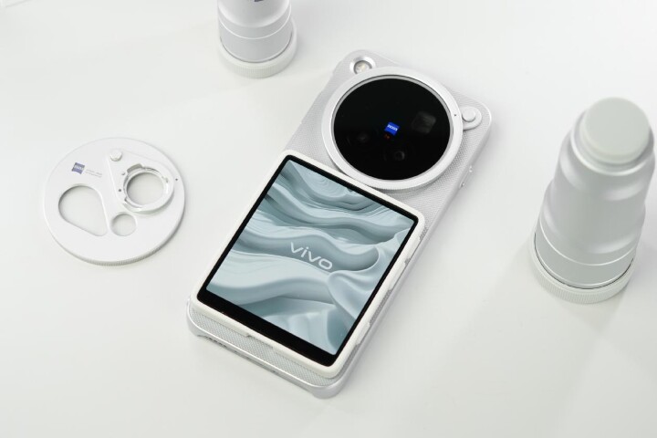 vivo X500 玩出新花樣 「隨拍屏」讓後置鏡頭自拍更有彈性