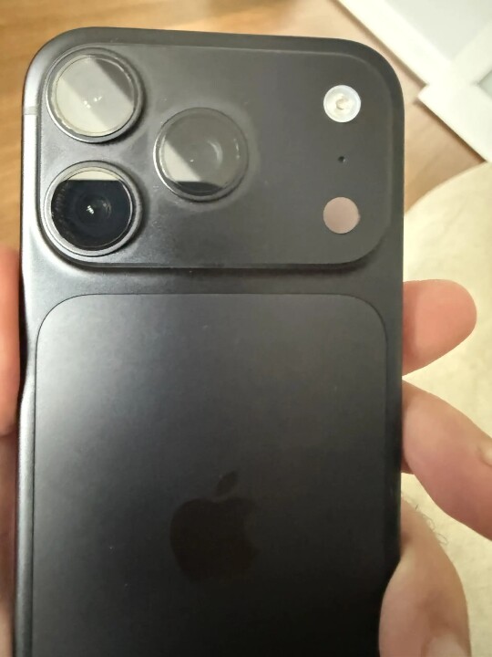 iPhone 18 Pro 酒紅色被指「變色」？原來是相機模組藏灰塵惹的禍