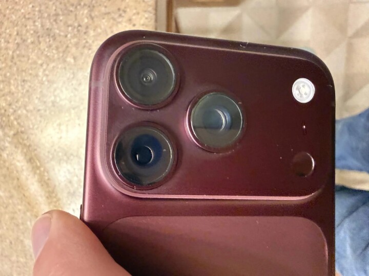 iPhone 18 Pro 酒紅色被指「變色」？原來是相機模組藏灰塵惹的禍