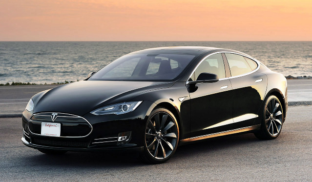 Tesla 電動車有多猛？真人實測給你看