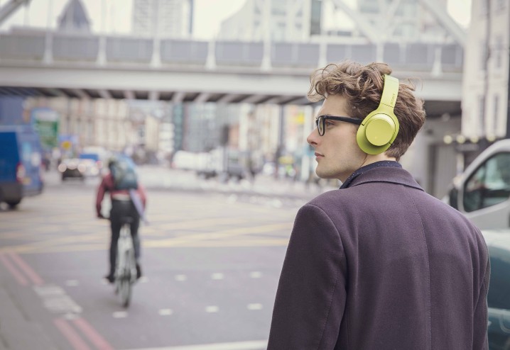 圖5)全新Sony h.ear on™ wireless NC無線降噪耳罩式耳機【MDR-100ABN】專為注重時尚的音樂愛好者而設，在嘈雜的環境中亦可盡情投入悅耳動人的音樂。.jpg