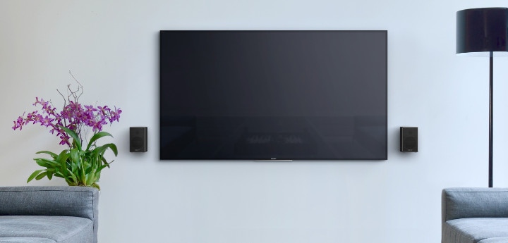 圖4)Sony SRS-ZR5小巧機身提供擺放或壁掛更靈活的使用彈性，完美融入室內空間，增添居家更具質感的陳列。.jpg