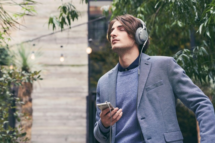 圖3)考量喜愛長時間配戴耳機聆聽音樂的使用者，Sony MDR-1AM2耳罩式耳機以貼心優化的細節，大幅提升更輕量的舒適體驗。.jpg