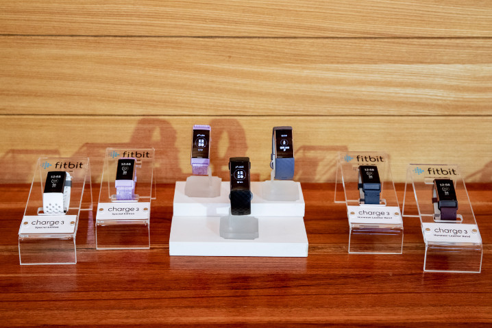Fitbit Charge 3輕巧、舒適的外型設計，搭配加大型觸控螢幕、首次搭載的感應式按鈕，讓Charge 3成為品牌至今最創新的健身手環.JPG