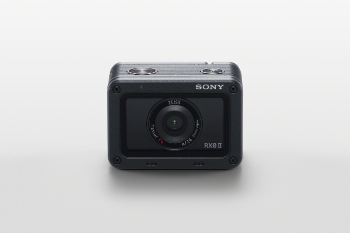 圖2) Sony RX0 II 的極小化機身集結了 Sony 多樣先進科技，具備精準優異的色彩重現能力，以及高效的影像處理速度。.jpg