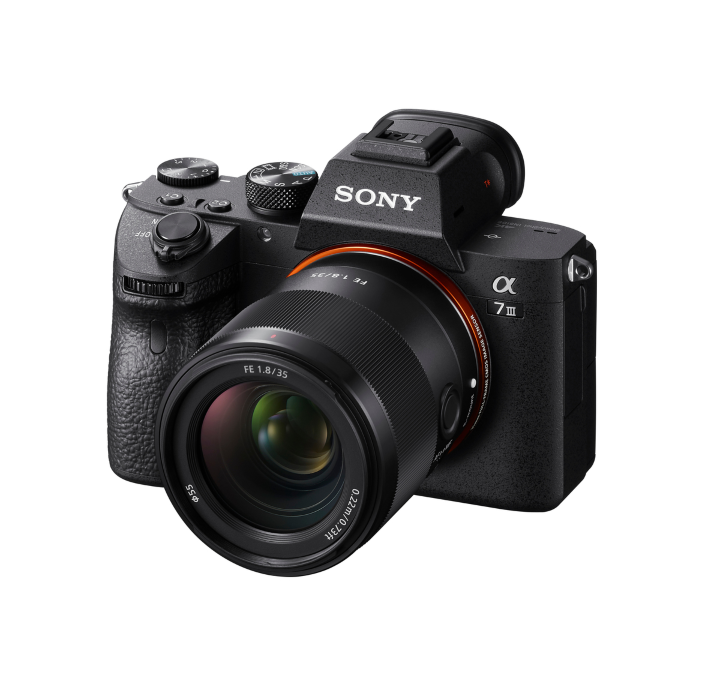 圖3) Sony FE 35mm F1.8 鏡頭搭載快速、精確和安靜的線性馬達自動對焦驅動系統，是動靜態影像拍攝的理想配備。(此圖搭配 Sony α7 III 相機).png