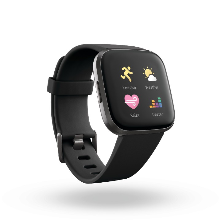 【圖四】配戴全新Fitbit Versa 2，協助打造無懈可擊的自我風格，展現超凡脫俗的氣質。(圖為Versa 2 黑色／碳黑色鋁製材質款式)。....jpg