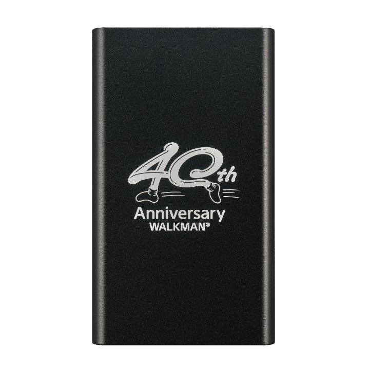 圖4) 為了歡慶極具意義的Sony Walkman數位播放器40週年，只要購買指定Walkman機種即可獲得40週年限定可充式鋰行動電源。.jpg