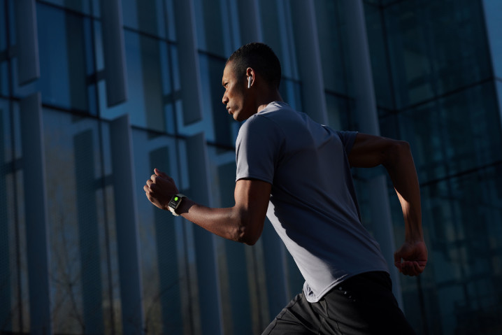 OPPO Watch系列支援5分鐘健身系列課程與5種OPPO日常運動模式，不論在戶外或者室內都能隨時隨地追求完美體態。.jpg