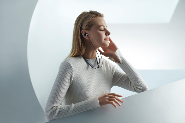 vivo無線藍牙耳機-HP2055，頸帶弧度採人體工學設計配戴舒適。.jpg