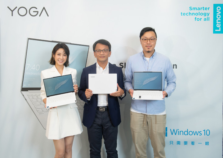 【新聞照片10】全球電腦領導品牌Lenovo今(10日)宣布推出首款「羽量級」新月白碳纖維軍規13吋筆電Yoga Slim 7i Crbon，即日起在台上市。左起：活動大使大元、 Lenovo台灣區總經理林祺斌、Lenovo集團家用業務資深經理姜哲祺.jpg