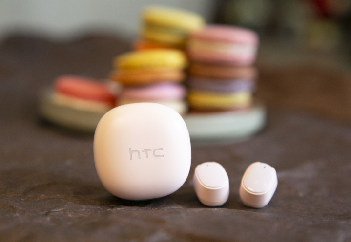 HTC新聞照2-HTC馬卡龍真無線藍牙耳機-櫻花粉款實拍.jpg