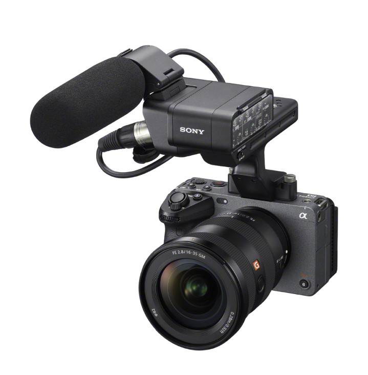 圖2) Sony FX3 的 XLR 把手具有 XLR、TRS 音訊輸入端子，可選購 XLR 麥克風將數位音訊數據直接傳輸到相機，達到優異的音訊收錄效果；並具備優異光學影像穩定系統 ，即便在4K影像錄製模式下手持拍攝，也能獲得穩定清晰的畫面。.jpg