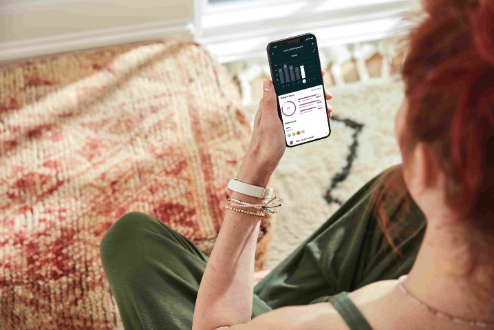 圖5. Fitbit Luxe輕盈纖巧機身設計協助追蹤用戶睡眠分數、壓力分數外，更可協助糖友們追蹤血糖值，透過健康儀表板中實現用戶全方位健康生活....jpg