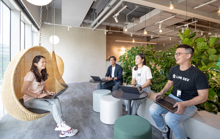 LINE新辦公室規劃了大量的協作空間，以及40間大小不等的會議室，呼應員工以懷抱開放心態與多單位合作的企業文化，也期待強化員工交流激發創意思維.jpg