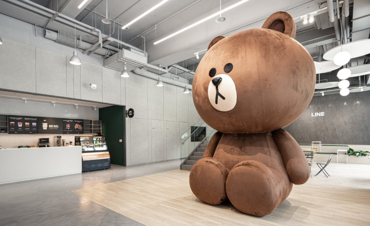 LINE 新辦公室進駐了全球最大的熊大玩偶，高達4公尺，為首座100_由台灣製造的熊大.jpg