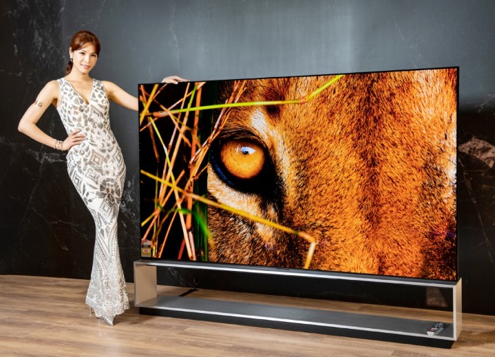 LG-SIGNATURE-8K-OLED-物聯網電視Z1-系列，世界首創-88型全球尺寸最大8K-OLED-電視，具有-3300-萬個自體發光像素，透過深度學習演算法自動將影像調整至最佳畫面。.jpg