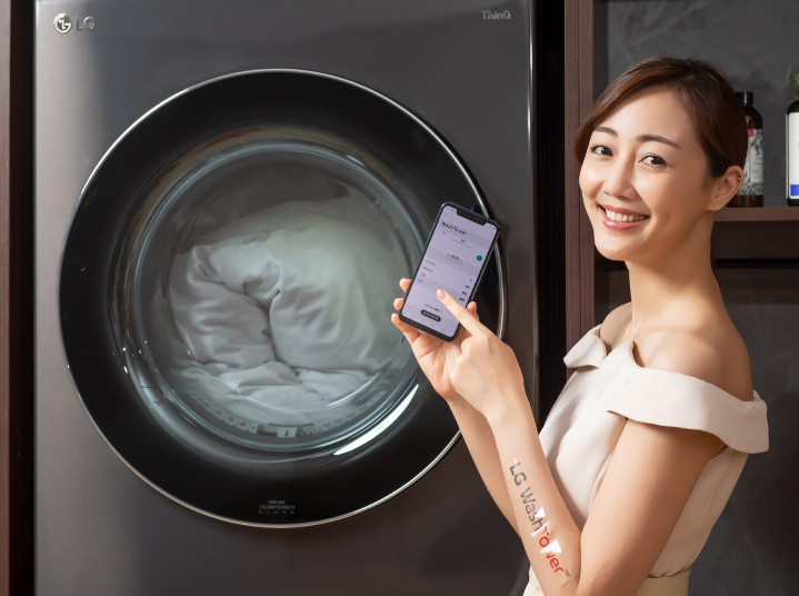 18_LG WashTower™ AI智控洗乾衣機連結LG ThinQ™ App下載雲端洗衣機及乾衣機各19種精細行程，隨時遠端控制及韌體升級，讓機器能夠與時俱進並實現居家物聯網，消費者可不受距離限制，維持健康生活品質，讓洗衣乾衣更加輕鬆便利.jpg.jpg