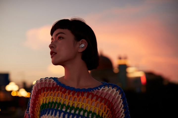 Redmi Buds 3 Pro 降噪藍牙耳機支援旗艦級混合式主動降噪、適應性降噪功能，可提供高達35dB的深度降噪，並依據環境噪音水平、用戶使用習慣調整降噪深度，提供更舒適的聆聽感受。.jpg