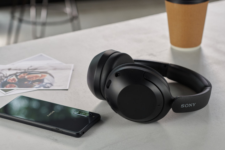 圖 3) WH-XB910N透過Sony  Headphones Connect程式，提供個人化設定讓聆聽過程更為流暢不受中斷.jpg
