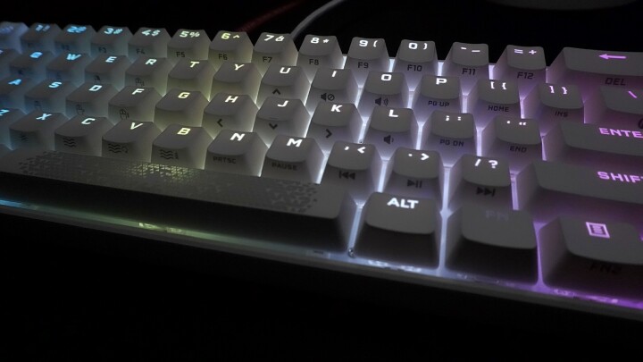 【開箱】誰都不能阻擋我對小鍵盤的熱愛!! Corsair K65 RGB Mini開箱