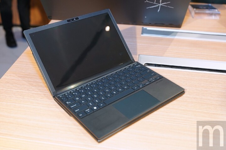 華碩也推出螢幕可凹折筆電，Zenbook 17 Fold OLED採用面積更大的17吋設計