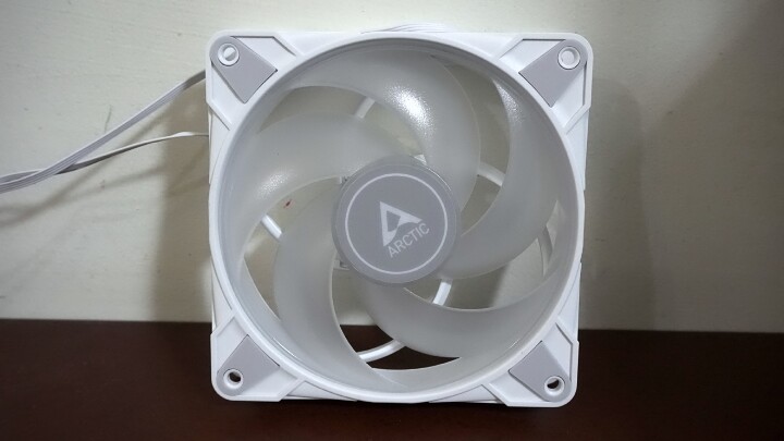 【開箱】白色控的最佳選擇!! Arctic P12 PWM PST ARGB White開箱