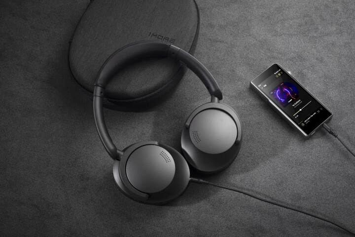 1MORE SonoFlow可同時連接兩台藍牙設備，耳機還支援有線模式，附贈的 2.5mm 轉 3.5mm音訊線，貼心照顧到發燒音樂迷的需求，亦可連接電腦等設備暢玩遊戲。.jpg