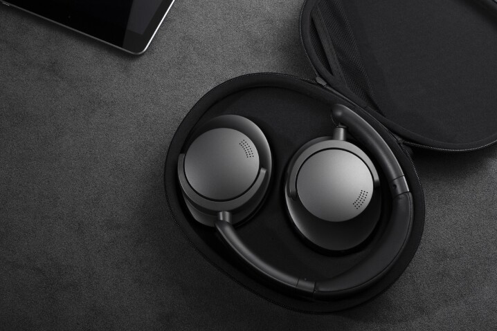 Sonoflow機身輕巧僅 250 克，柔軟的蛋白皮耳罩、可調節頭帶、適中的頭梁加持力，可滿足不同頭型用戶的佩戴需求，持續聆聽也舒適透氣。為方便收納攜帶，耳機設計為可折疊式，可以輕鬆收入附贈的耳機收納盒。.jpg