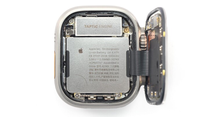 Apple Watch Ultra 是蘋果難得算好修的產品，電池容量幾乎是 Series 8 的兩倍