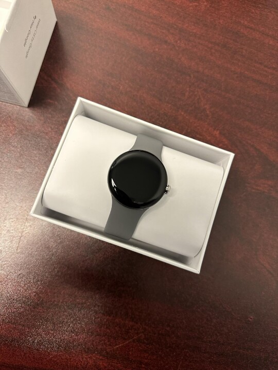 Google Pixel Watch 完整盒裝國外網友搶先開箱