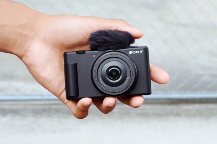 Sony 針對 Vlog 拍攝需求接續推出全新隨身攝影相機 ZV-1F，換上更廣、感光元件更大的鏡頭設計