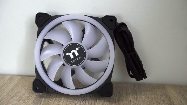 【開箱】正裝、反裝，都很亮! Thermaltake 耀影 SWAFAN 12 RGB開箱